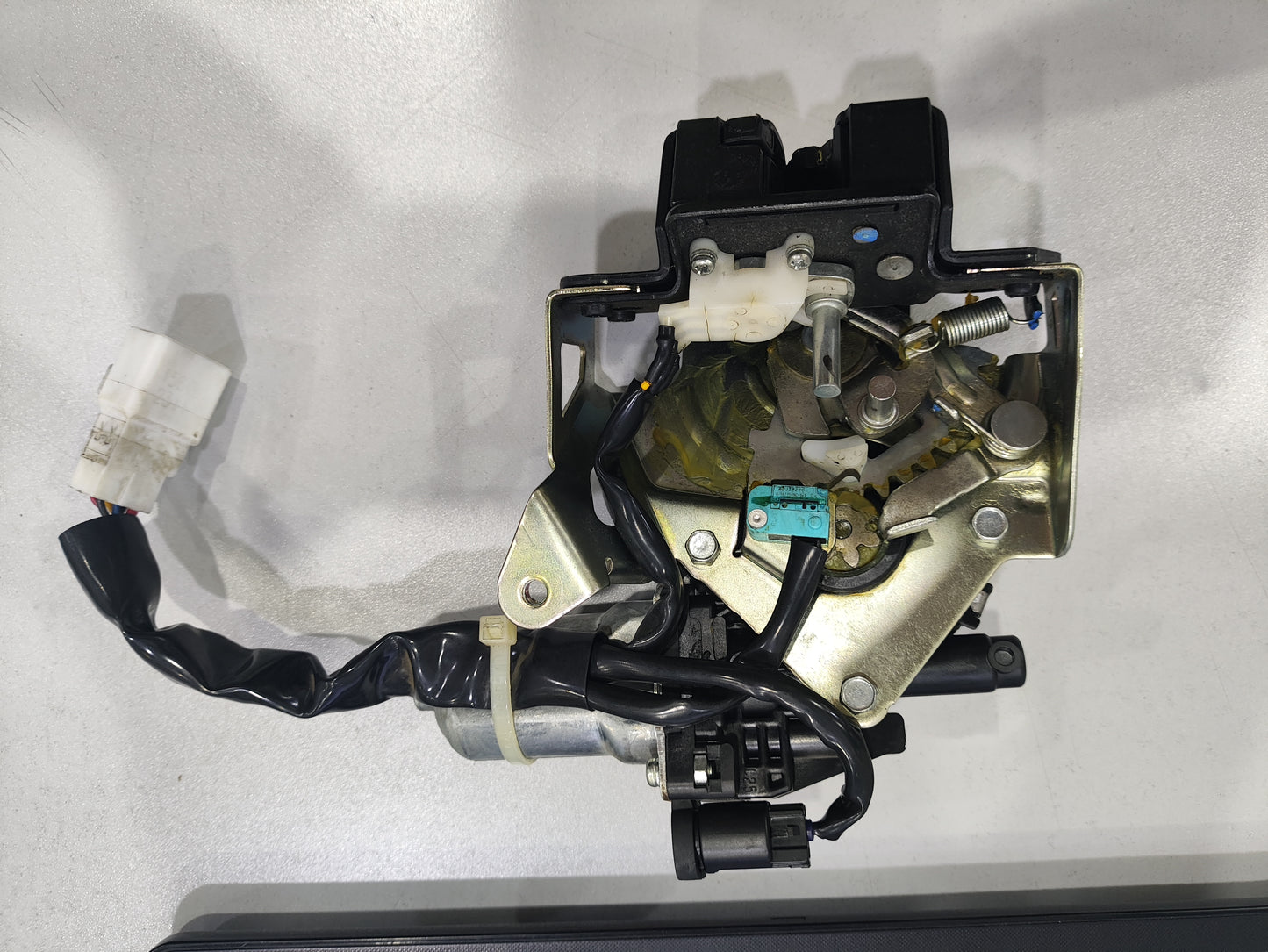 Toyota Highlander (2015-2017) Trunk Tailgate Lock D62-61342-C used
