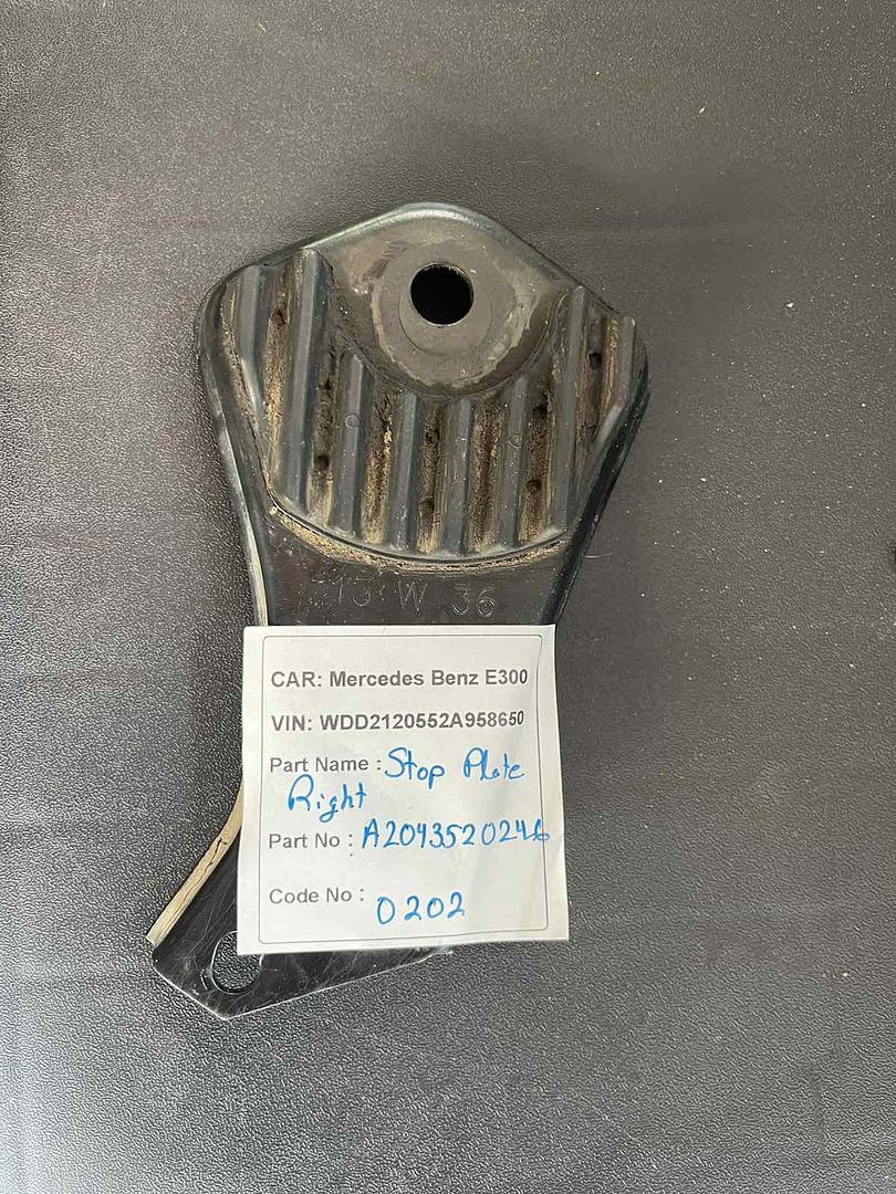 Mercedes-Benz E300 2014 W212 Rear Sub-Frame Right Stop Plate (used) - A2043520246