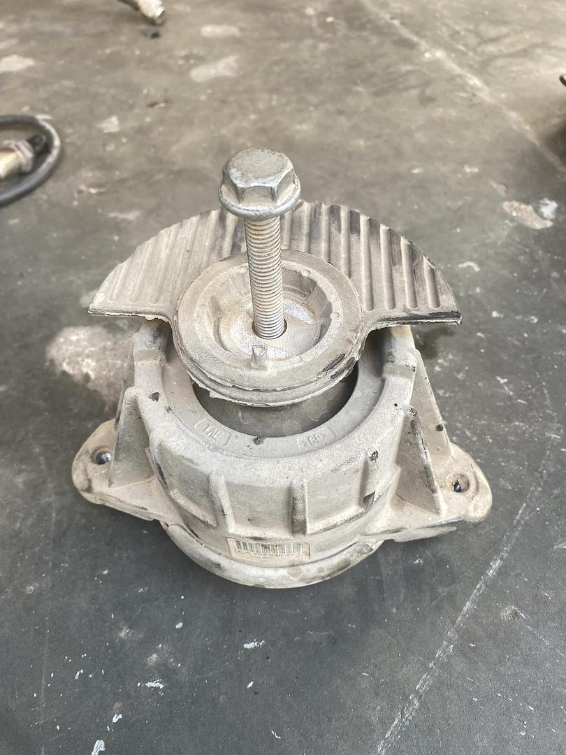 Mercedes-Benz E300 2014 W212 Engine Mounting (used) - A2042400917