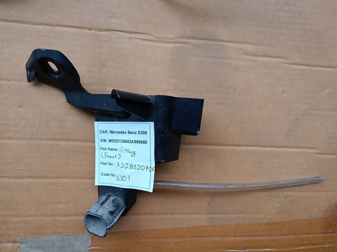 Mercedes-Benz E300 2014 W212 Water Drain Hose Line Fitting (used) - A2128320725