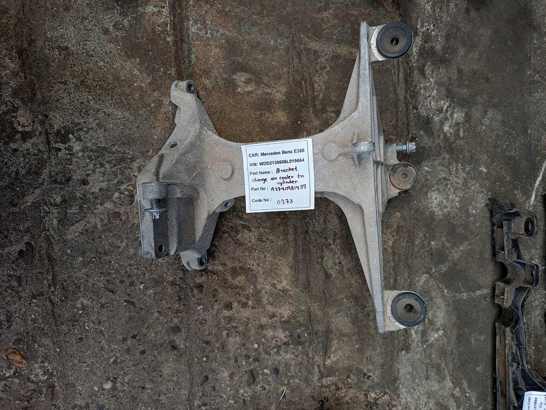 Mercedes-Benz E350 2018 W213 Bracket Change Air Cooler To Cylinder (used) - A2740981439