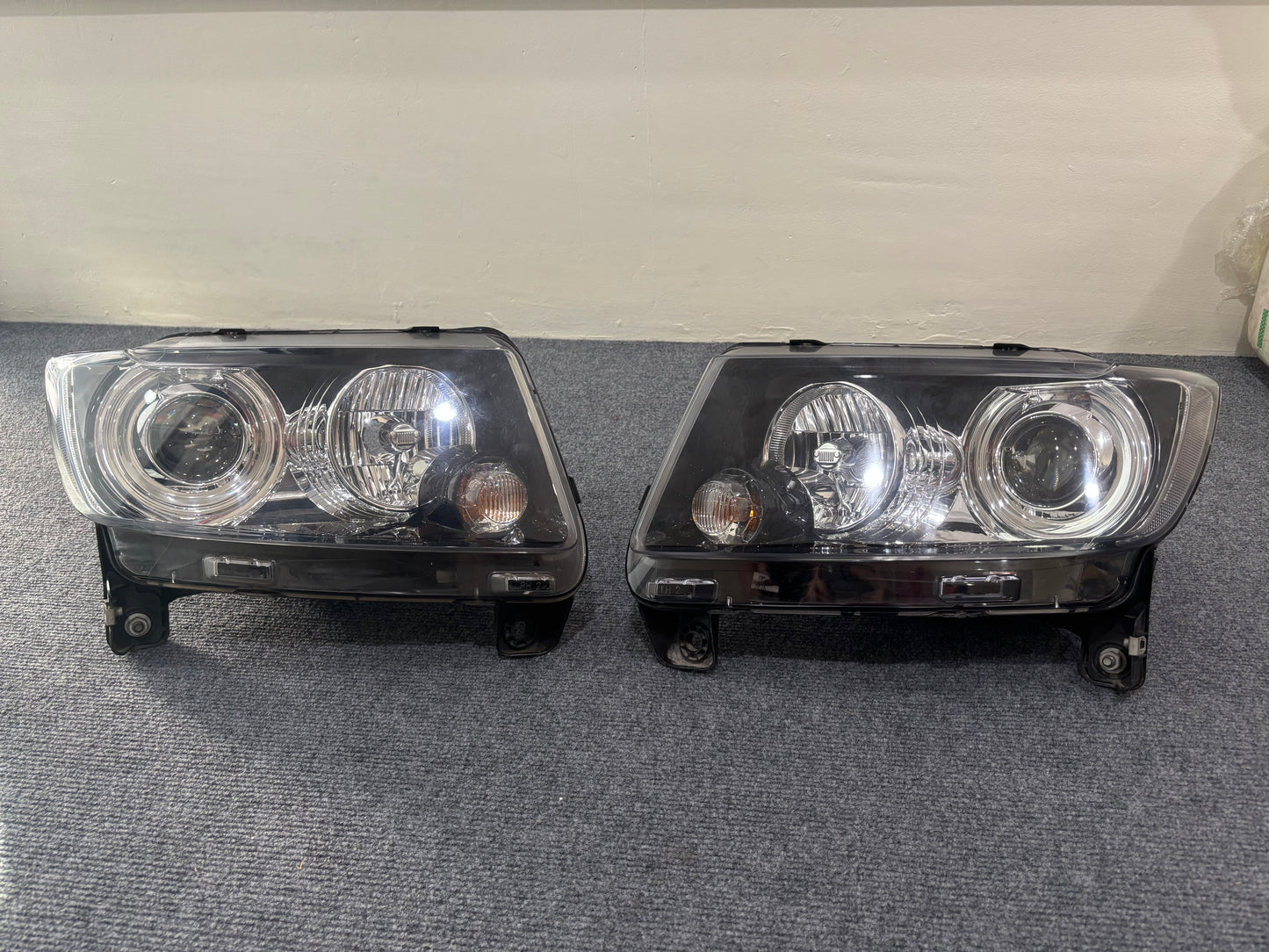 Jeep Grand Cherokee 2013 Headlight Left 68185341AA & Right 68185341AB used