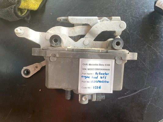 Mercedes-Benz E300 2014 W212 Hinge Engine Hood Left (used) - A2129067701
